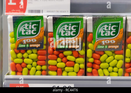Tic Tac Münzstätten auf Verkauf in einem Supermarkt einkaufen in Großbritannien. Stockfoto