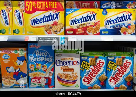 Frühstück Getreide zum Verkauf in einem Supermarkt einkaufen in Großbritannien. Stockfoto