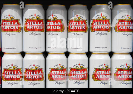 Dosen von Stella Artois Belgien Bier in einem Supermarkt einkaufen in Großbritannien. Stockfoto