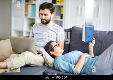 Entspannen auf dem sofa Stockfoto