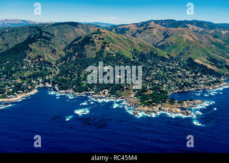 Luftbild von Pebble Beach auf der Monterey Halbinsel in Kalifornien aus dem Flugzeug an einem sonnigen Tag gesehen. Stockfoto