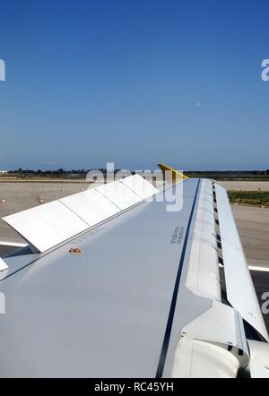 Flügel eines Flugzeugs mit den Landeklappen und Vorflügel eingesetzt, um die Geschwindigkeit zu reduzieren. Stockfoto