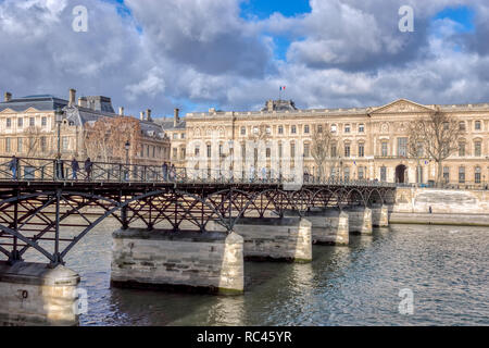 Menschen zu Fuß auf Pont des Arts - Paris, Frankreich Stockfoto