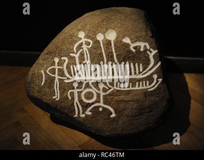 Die Vorgeschichte. Bronzezeit. Rock Schnitzerei aus Engelstrup, nordwestliches Seeland, 1100-700 v. Chr.. Tanz zu Ehren der Sonne dargestellt. Die Crew des Schiffes hinter halten sun Bilder. National Museum von Dänemark. Kopenhagen. . Stockfoto