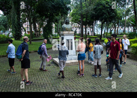 Ein Foto von Touristen, die das Denkmal von Isabella I. von Kastilien alias Isabel La Católica in Parque de Espana, San Jose, Costa Rica Stockfoto