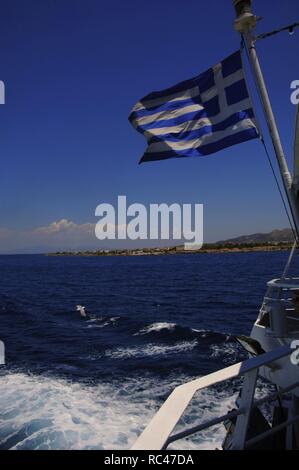 Griechische Flagge winken auf einer Fähre. Griechenland. Stockfoto