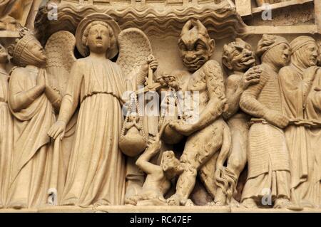 Gotische Kunst in Frankreich. Paris. Notre Dame. Skulpturen verziert das Portal des Jüngsten Gerichts. Es wurde in den 1220s-1230 s gebaut. Fassade. Der Erzengel Michael ist ihre Seelen wiegen mit einem pelzigen Devil Interferenzen. Paris. Stockfoto