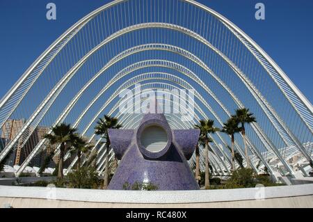 Spanien. Valencia. Stadt der Künste und Wissenschaften. Ist eine Unterhaltung auf kulturellen und architektonischen Komplex. Von Santiago Calatrava und Fe lix Candela entworfen. 1996 - 1998. L'Umbracle. Stockfoto