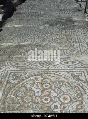 Die Türkei. Ephesus. Reihenhäuser. Kunstvolle Mosaiken auf dem Boden. Florale Motive. Römische Zeit. 2. Anatolien. Stockfoto