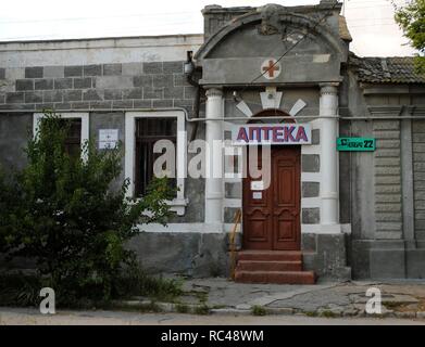 Ukraine. Die autonome Republik Krim. Jevpatoria. Apotheke. Fassade. Stockfoto