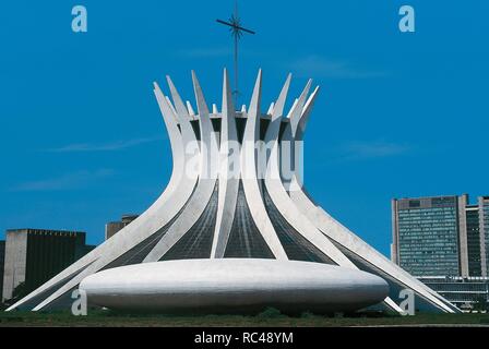 ARTE S. XX. BRASIL. NIEMEYER SOARES FILHO, Oscar (1907-2012). Arquitecto brasileño. CATEDRAL METROPOLITANA. Vista allgemein. A partir del año 1955 Niemeyer se consagra a la obra esencial de su Vida: Edificar Brasilia. BRASILIA. Stockfoto