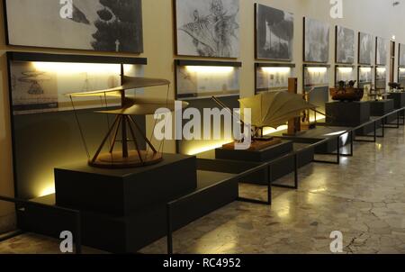 Leonardo Galerie. Modelle (1950er Jahre) Zeichnungen von Leonardo da Vinci (15. Jahrhundert). Das Museum für Wissenschaft und Technologie "Leonardo da Vinci". Mailand. Italien. Stockfoto