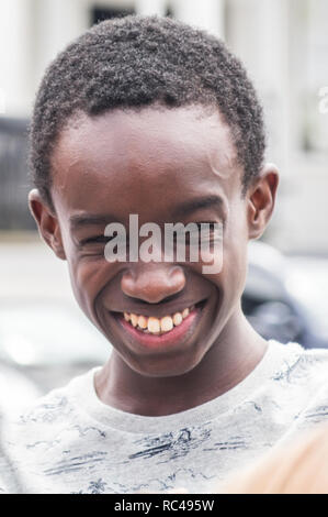 Das Porträt einer glücklich und lächelnd afrikanischen Jungen Stockfoto