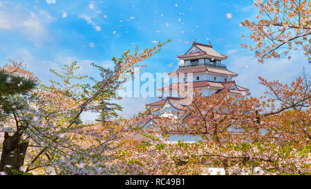 Aizuwakamatsu Schloss und Kirschblüte in Fukushima, Japan Aizuwakamatsu, Japan - 21 April 2018: aizu-wakamatsu Schloss und Kirschblüte gebaut von einem Stockfoto