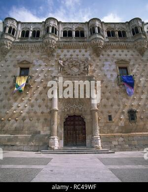 ARTE GOTICO-MUDEJAR. ESPAÑA. GUAS, Juan (m. Toledo, 1496). Arquitecto y escultor Español de origen bretón. FACHADA DEL PALACIO DEL INFANTADO (año 1483), Edificio que reúne formas góticas y renacentistas con decoración mudéjar. GUADALAJARA. Kastilien-la Mancha. Stockfoto