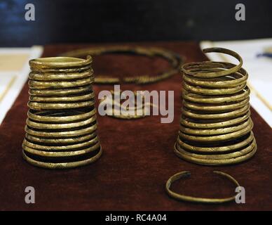 Mittelalter. Schmuck. Spiral Armbänder und Armreifen aus dem 13. Jahrhundert. Museum der Geschichte und der Navigation. Riga. Lettland. Stockfoto