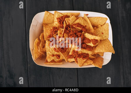 Mexikanische Snacks. Mexikanische Küche Teller nachos con Carne. Das Konzept der mexikanischen Küche. Ansicht von oben, Holz- Hintergrund Stockfoto