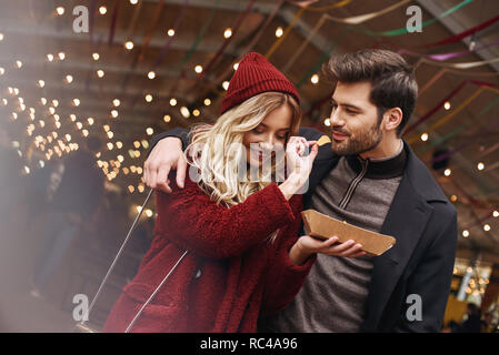 Möchten Sie zu schmecken. Mexikanische Küche Teller nachos con Carne. Das Konzept der mexikanischen Küche. Ansicht von oben, Holz- Hintergrund Stockfoto