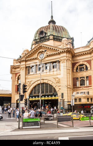 Melbourne, Australien - 21. Februar 2018: Eingang zum Flinders Street Bahnhof. Es wurde 1910 eröffnet. Stockfoto