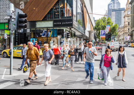 Melbourne, Australien - 21. Februar 2018: die Menschen eine Straße überqueren mit einer Fußgängerzone. Die meisten Straßen sind Fußgängerüberwege. Stockfoto