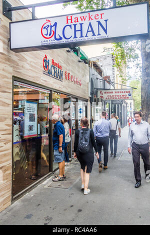 Melbourne, Australien - 21. Februar 2018: die Menschen zu Fuß vorbei an einer Hawker Chan Restaurant. Die ursprüngliche in Singapur mit einem Michelin mit einem Stern. Stockfoto