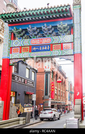 Melbourne, Australien - 21. Februar 2018: Paifang oder Gateway zu Chinatown. Es ist die längste ununterbrochene Abwicklung in der westlichen Welt. Stockfoto