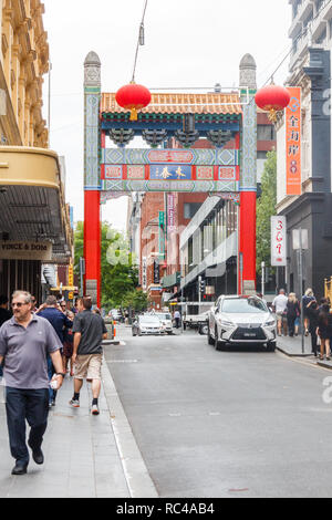 Melbourne, Australien - 21. Februar 2018: Paifang oder Gateway zu Chinatown. Es ist die längste ununterbrochene Abwicklung in der westlichen Welt. Stockfoto