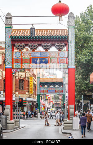 Melbourne, Australien - 21. Februar 2018: Paifang oder Gateway zu Chinatown. Es ist die längste ununterbrochene Abwicklung in der westlichen Welt. Stockfoto