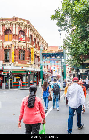 Melbourne, Australien - 21. Februar 2018: Paifang oder Gateway zu Chinatown. Es ist die längste ununterbrochene Abwicklung in der westlichen Welt. Stockfoto