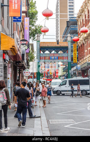 Melbourne, Australien - 21. Februar 2018: Paifang oder Gateway zu Chinatown. Es ist die längste ununterbrochene Abwicklung in der westlichen Welt. Stockfoto