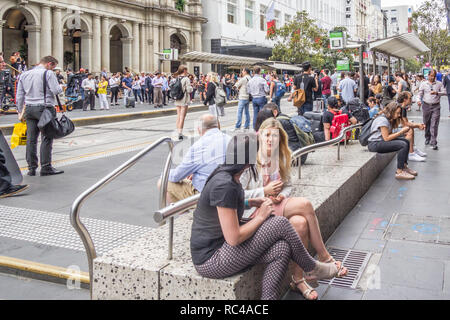 Melbourne, Australien - 21. Februar 2018: die Menschen an der Bourke Street. Die Straße liegt im Herzen der wichtigsten Einkaufsgegend. Stockfoto