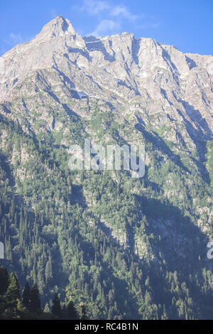 Die schneebedeckten Berggipfel in Sonmarg Kaschmir. Berge des Himalaya Stockfoto