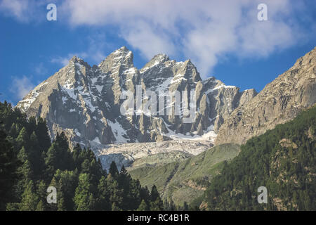 Einen Schnee - Berg mit einer Kappe bedeckt. Ein Berg mit einem Gletscher im Himalaya von Kaschmir Stockfoto