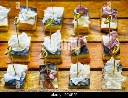 Catering Services Supply: Knoten der natürlichen Bambus Spieße in Makrele Fisch Häppchen platziert in einer Schale mit Holzbohlen an einem Business Event, Hotel serviert. Stockfoto