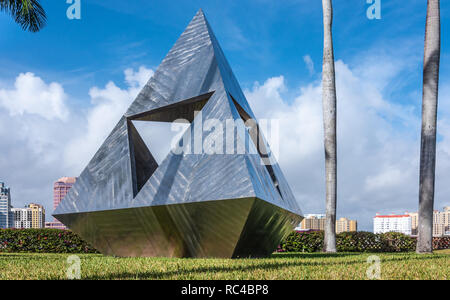 Intetra Skulptur von Isamu Noguchi in der Gesellschaft der vier künste in Palm Beach, West Palm Beach, Florida City Skyline im Hintergrund. Stockfoto