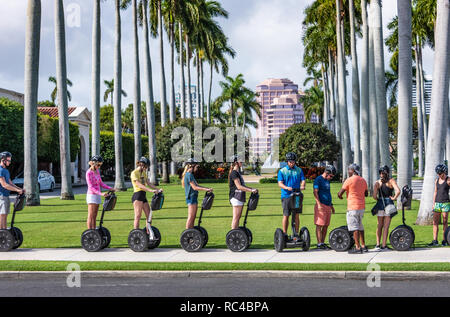 Segway Tour Gruppe in der Gesellschaft der vier künste in Palm Beach, Downtown West Palm Beach, Florida im Hintergrund. (USA) Stockfoto