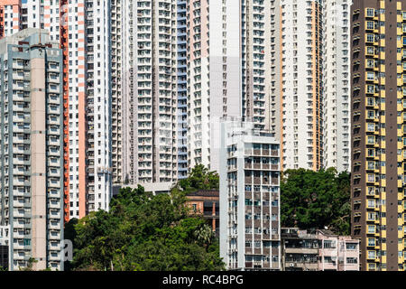 Apartment towers in der sehr dicht besiedelten Stadt Aberdeen in der Insel Hong Kong in Hong Kong SAR, China. Stockfoto
