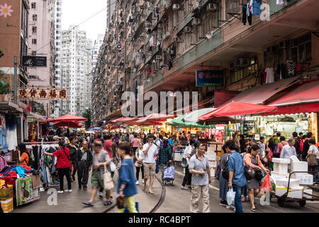 Hong Kong, China - 13. Oktober 2018: Eine große Volksmenge Spaziergang in der Chun Yeung Street Market in North Point, Hong Kong Island durch Stall inmitten großer Apa Stockfoto