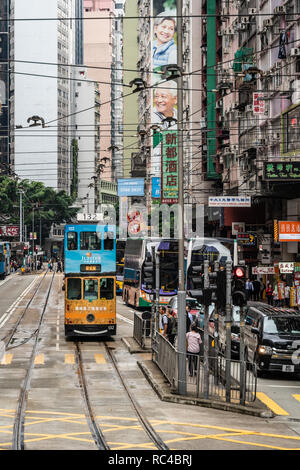 Hong Kong, China - 15 Oktober 2018: Die berühmte Straßenbahn in den belebten Straßen der Insel Hongkong, China Stockfoto