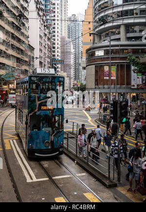 Hong Kong, China - 15 Oktober 2018: Die berühmte Straßenbahn in den belebten Straßen der Insel Hongkong, China Stockfoto