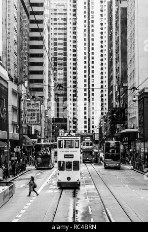 Hong Kong, China - 15 Oktober 2018: Die berühmte Straßenbahn in den belebten Straßen der Insel Hongkong, China Stockfoto