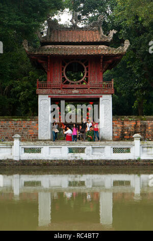 Touristen am Tempel der Literatur (Van Mieu) in Hanoi, Vietnam. Es ist ein Tempel des Konfuzius und wurde in 1070 gebaut. Stockfoto