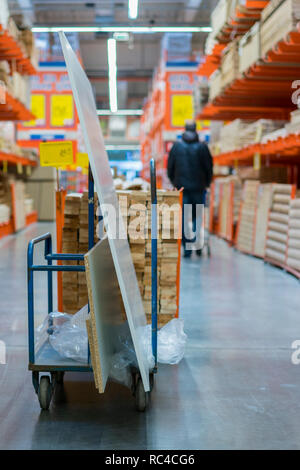 Bau Warenkorb im Gebäude zu speichern. Karren mit Boards geladen. shop von Baustoffen. Regale mit Platten, Holz und Baumaterial. geladen. c Stockfoto