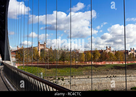 Matadero Madrid, industrielle Architektur - Ansicht von Puente de Matadero, Manzanares Stockfoto