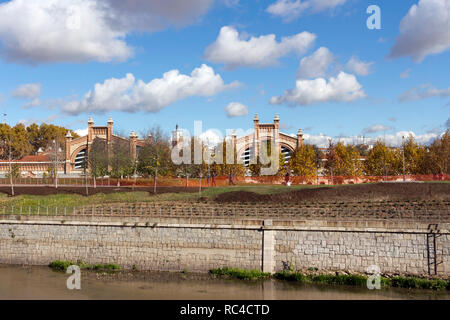 Madrid - Madrid Rio eine grüne Fläche für Sport und Freizeit am Manzanares. Im Hintergrund Matadero Madrid Kulturzentrum Stockfoto