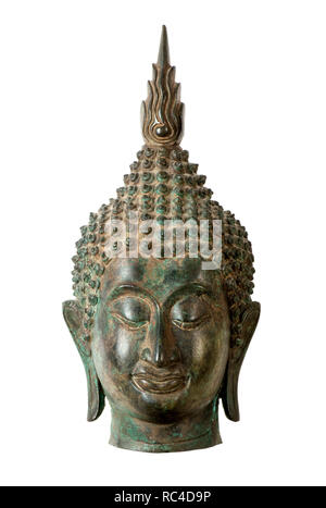 Buddha head Skulptur auf weißem Hintergrund. Lächelndes Gesicht mit geschlossenen Augen, von der Vorderseite aus gesehen - in der Nähe Stockfoto