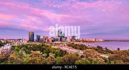 Perth, Western Australia. Ein Blick über die Stadt Perth Skyline bei Sonnenuntergang. Perth, Australien Stockfoto