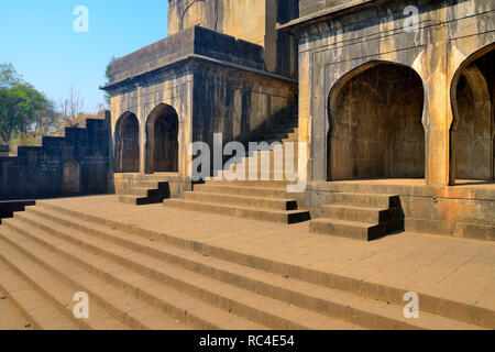 Schritte auf der Rückseite des Someshwar-Tempels, in der Nähe von Mahuli Sangam, Satara, Maharashtra, Indien Stockfoto