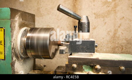 Drehbank Metall zu arbeiten, Maschinen, Teile der Mechanik und Hobbys in einer sehr präzisen Weise vorzubereiten Stockfoto