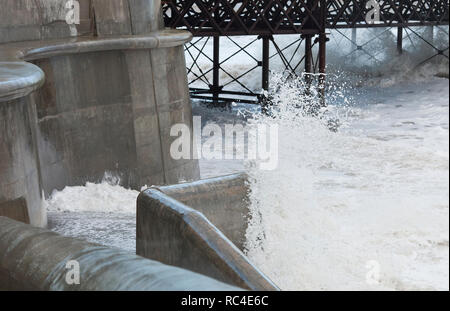 Wellen, die über dem Meer an der Wand und unter der Pier in Cromer im Winter in Norfolk England England Stockfoto